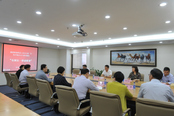 省總工會為匯鴻中錦公司王建軍頒發(fā)“全國五一勞動獎章”